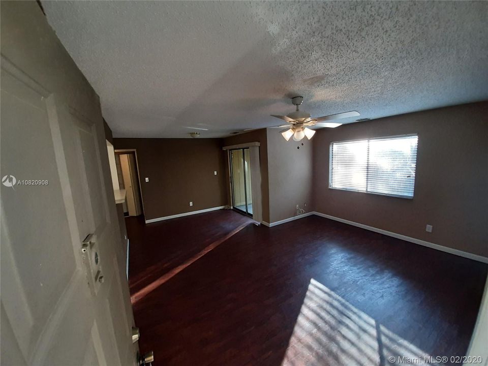 Recently Rented: $1,035 (1 beds, 1 baths, 815 Square Feet)