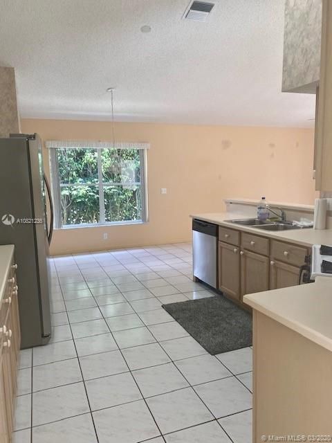 Recently Sold: $410,000 (3 beds, 2 baths, 1928 Square Feet)