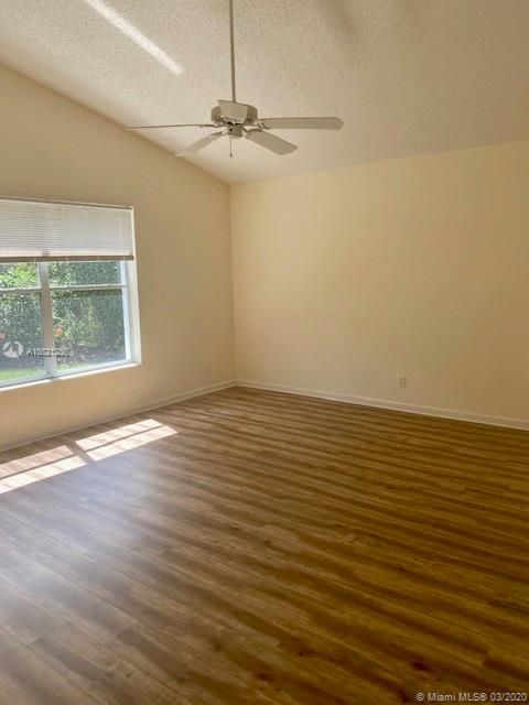 Recently Sold: $410,000 (3 beds, 2 baths, 1928 Square Feet)
