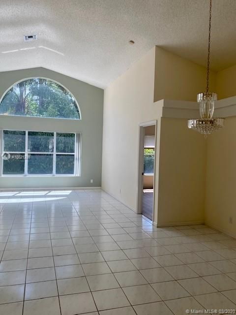 Recently Sold: $410,000 (3 beds, 2 baths, 1928 Square Feet)