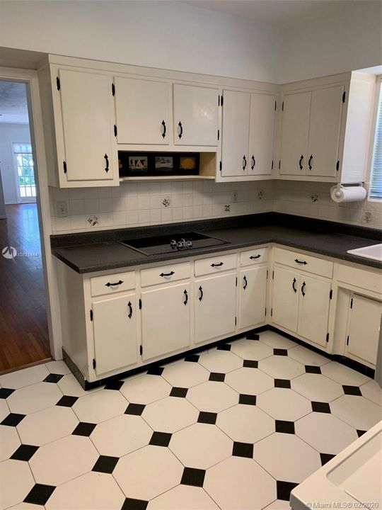 Vendido Recientemente: $759,000 (4 camas, 3 baños, 2333 Pies cuadrados)