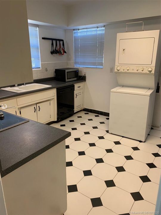 Vendido Recientemente: $759,000 (4 camas, 3 baños, 2333 Pies cuadrados)