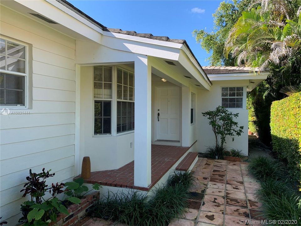 Vendido Recientemente: $759,000 (4 camas, 3 baños, 2333 Pies cuadrados)