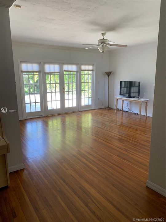 Vendido Recientemente: $759,000 (4 camas, 3 baños, 2333 Pies cuadrados)