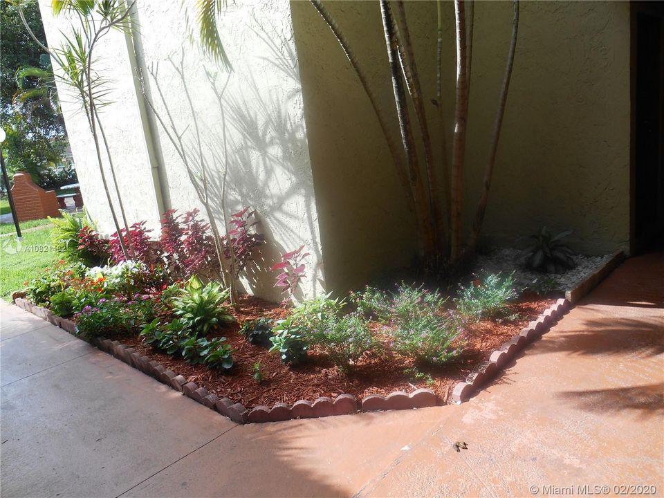 Recently Sold: $145,800 (1 beds, 1 baths, 614 Square Feet)