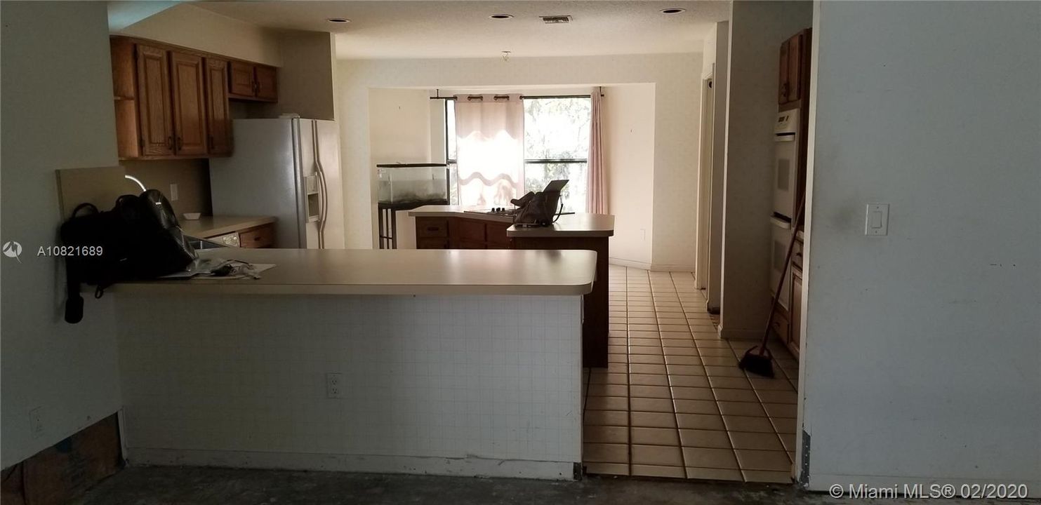 Vendido Recientemente: $410,000 (4 camas, 2 baños, 2468 Pies cuadrados)
