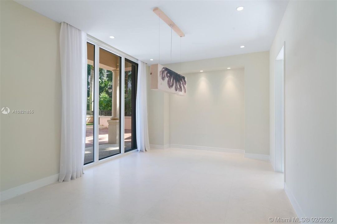 Recently Rented: $17,500 (7 beds, 6 baths, 6576 Square Feet)