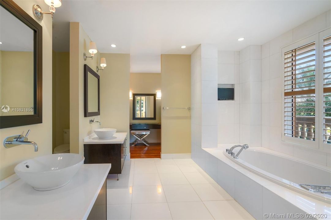 Recently Rented: $17,500 (7 beds, 6 baths, 6576 Square Feet)