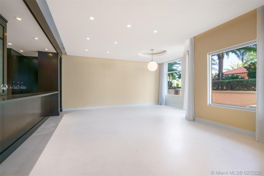 Recently Rented: $17,500 (7 beds, 6 baths, 6576 Square Feet)