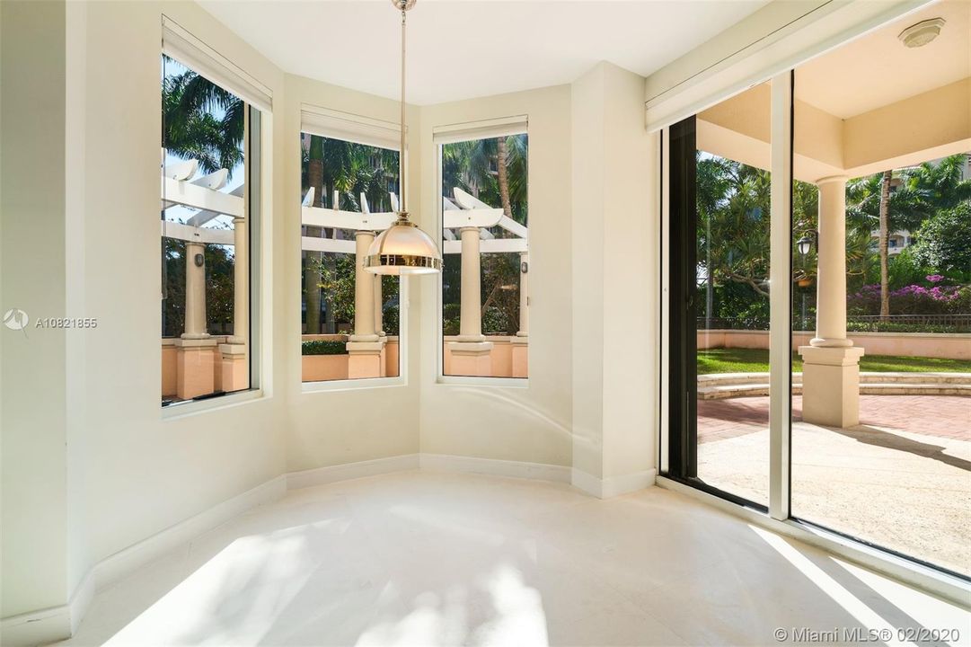 Recently Rented: $17,500 (7 beds, 6 baths, 6576 Square Feet)