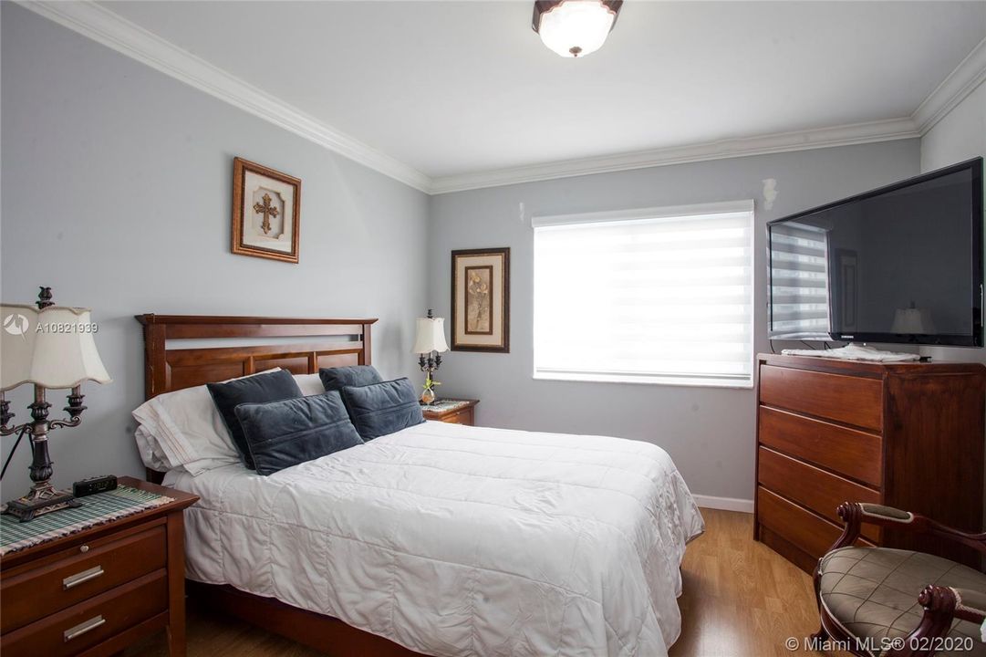 Recently Sold: $250,000 (2 beds, 2 baths, 1304 Square Feet)