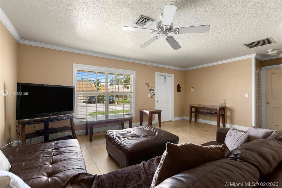 Недавно продано: $278,000 (4 спален, 2 ванн, 1417 Квадратных фут)
