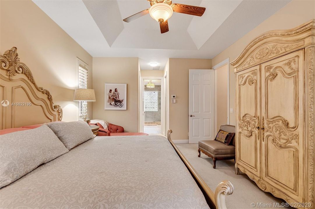 Недавно продано: $595,000 (4 спален, 3 ванн, 2332 Квадратных фут)