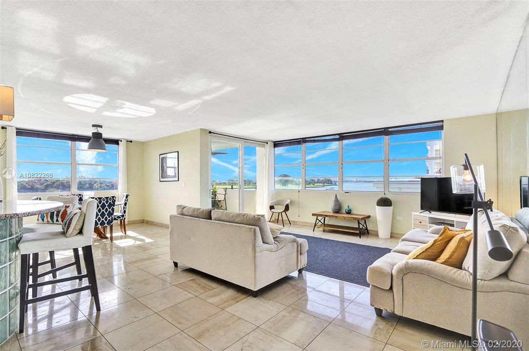 Very spacious Living Room