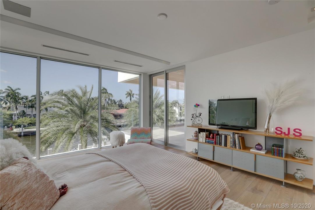 Bedroom #4 upstairs like a junior master suite. Balcony shared with master