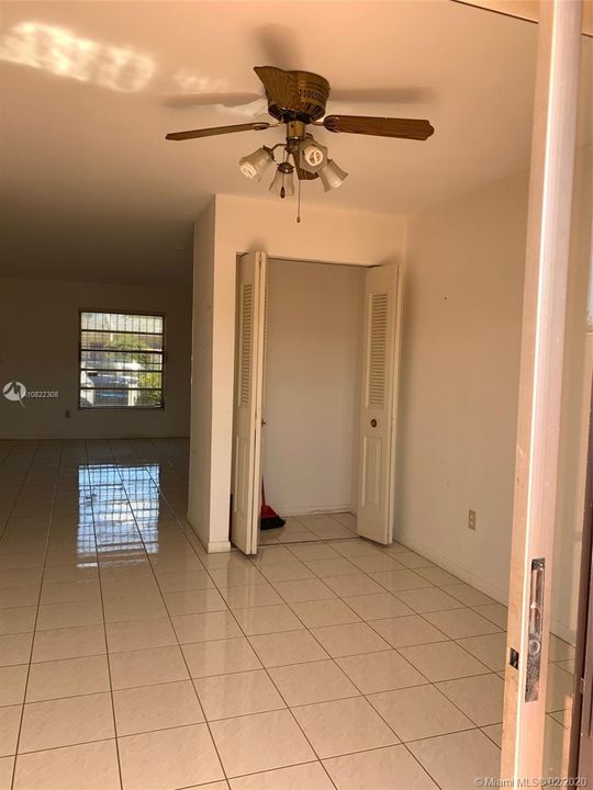 Недавно продано: $230,000 (2 спален, 1 ванн, 964 Квадратных фут)