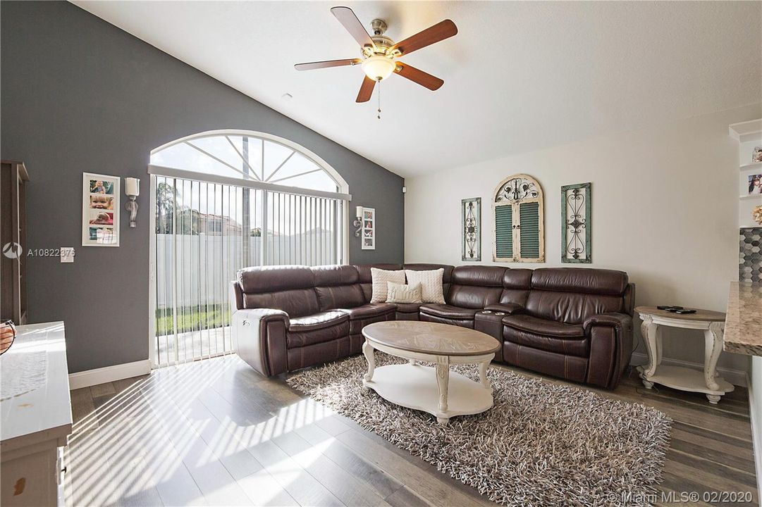 Vendido Recientemente: $350,000 (3 camas, 2 baños, 1710 Pies cuadrados)