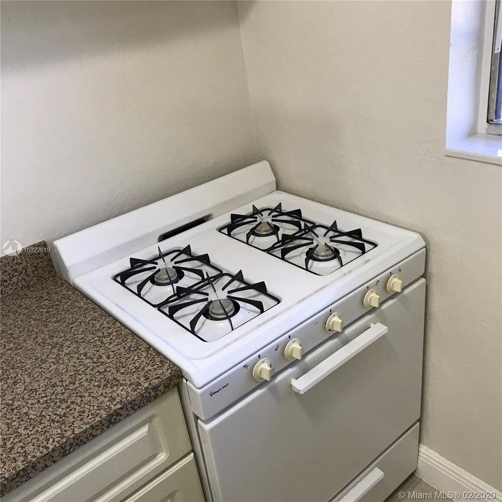 GAS STOVE (ALMOST NEW - BARELY USED)