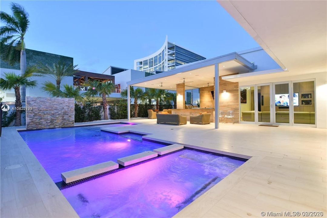Recently Sold: $1,480,000 (5 beds, 6 baths, 3638 Square Feet)