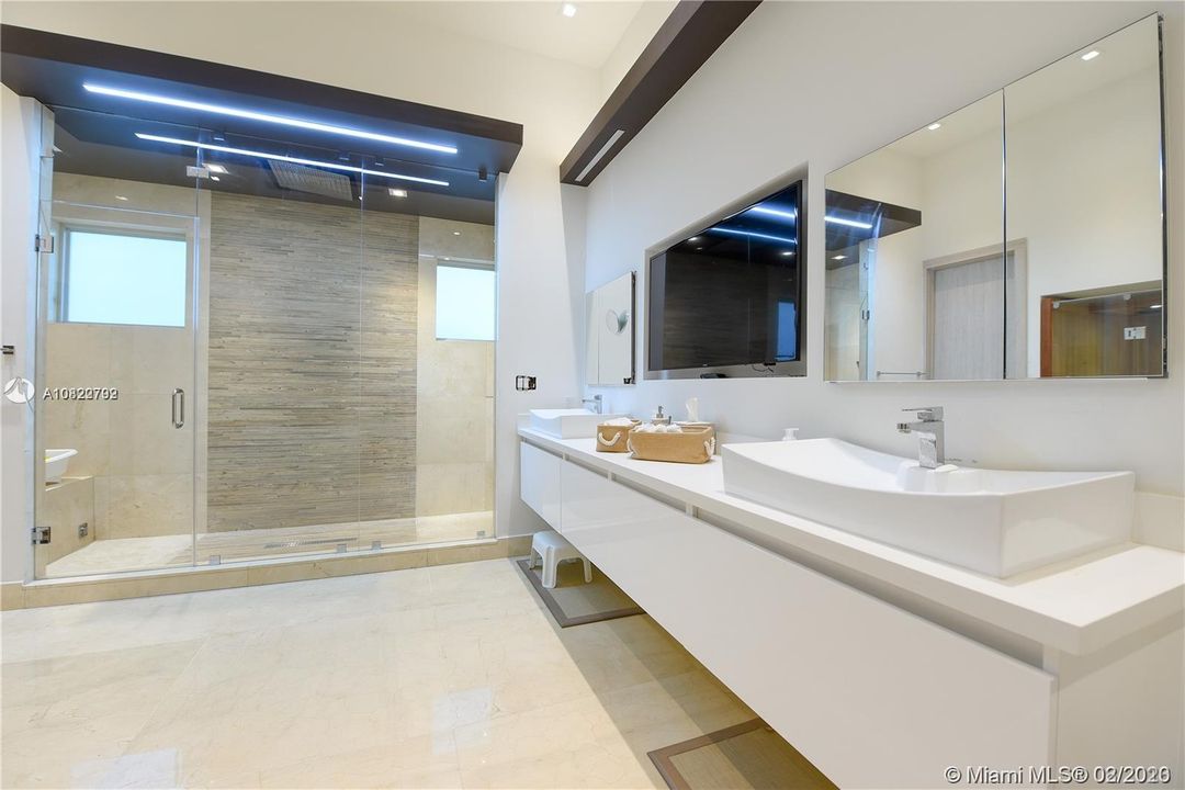 Recently Sold: $1,480,000 (5 beds, 6 baths, 3638 Square Feet)