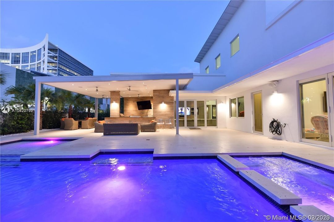 Recently Sold: $1,480,000 (5 beds, 6 baths, 3638 Square Feet)