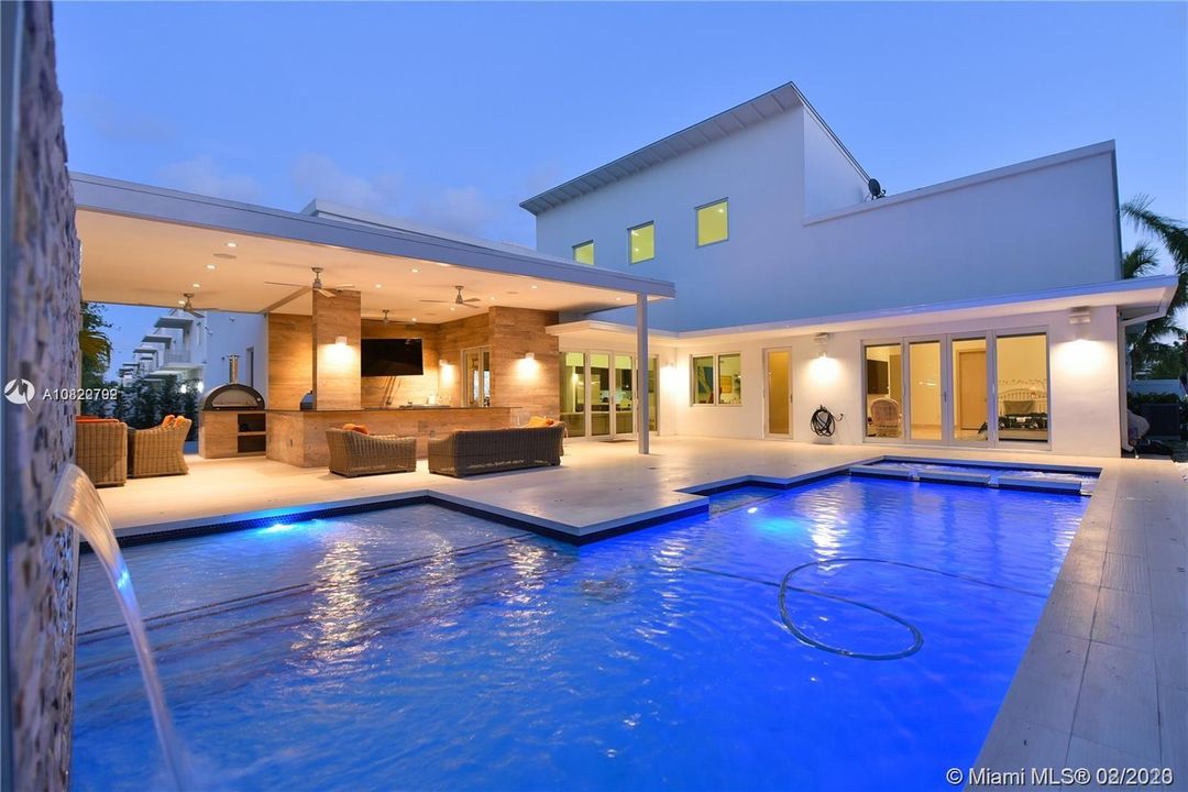 Recently Sold: $1,480,000 (5 beds, 6 baths, 3638 Square Feet)