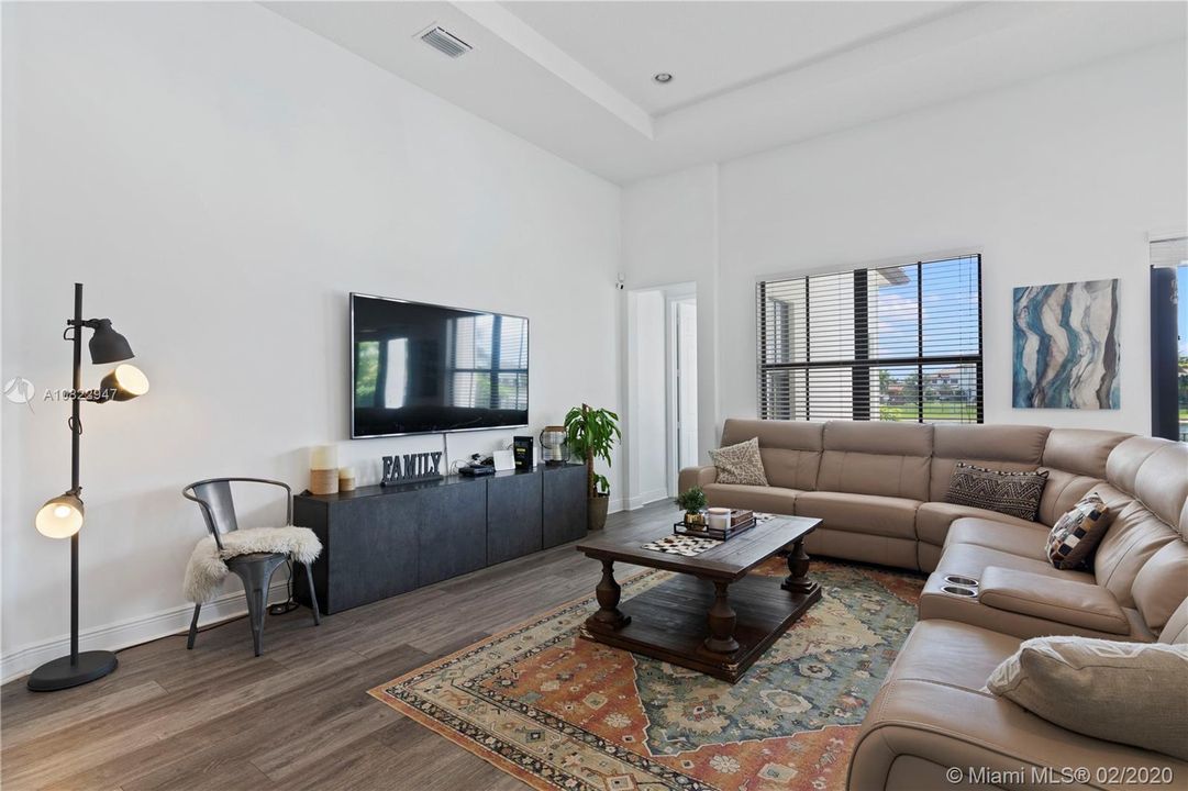 Recently Sold: $775,000 (4 beds, 3 baths, 2860 Square Feet)