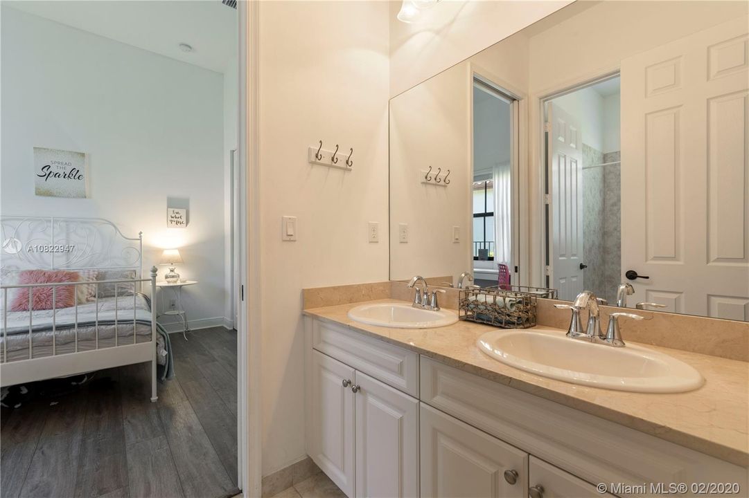 Recently Sold: $775,000 (4 beds, 3 baths, 2860 Square Feet)