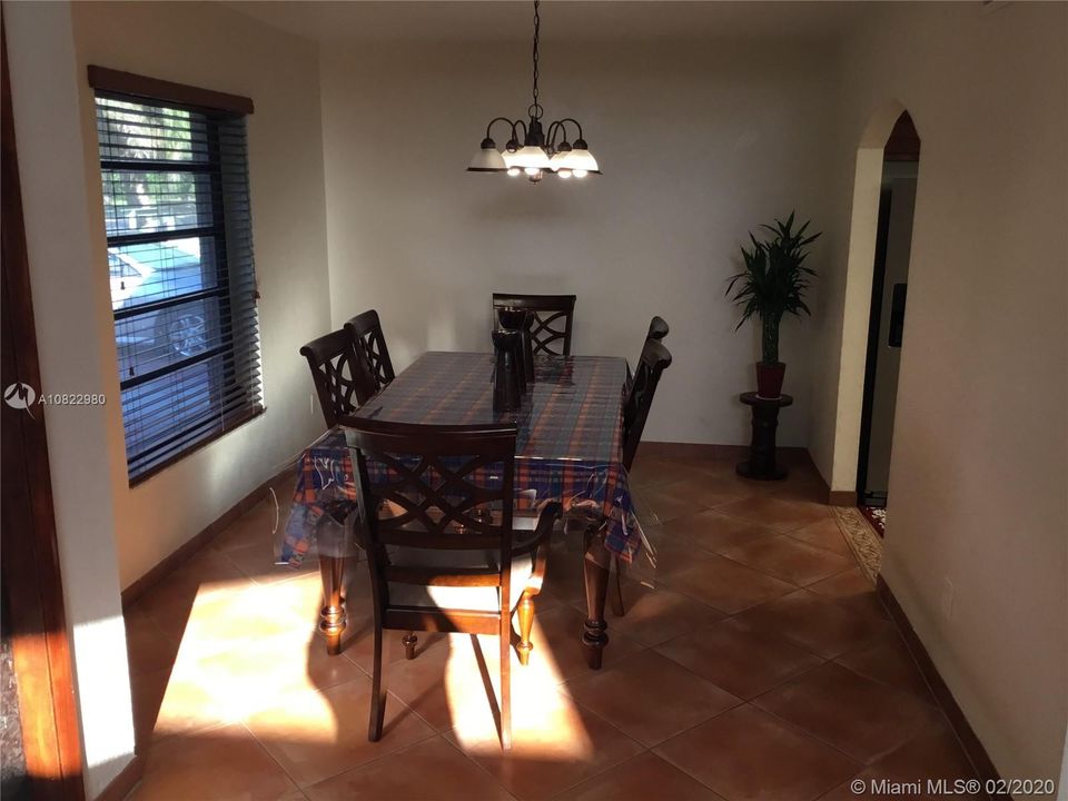 Vendido Recientemente: $389,999 (4 camas, 2 baños, 1951 Pies cuadrados)