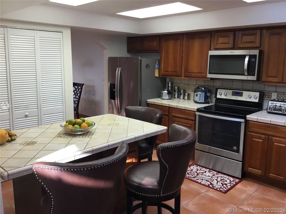Vendido Recientemente: $389,999 (4 camas, 2 baños, 1951 Pies cuadrados)