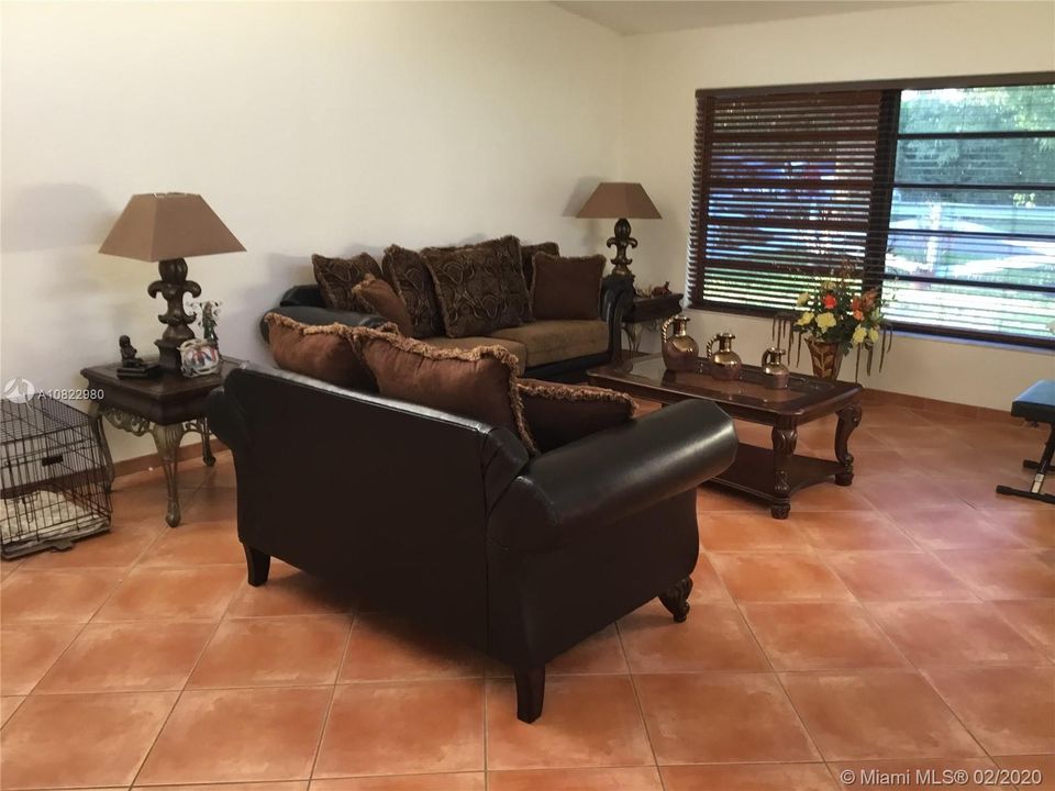 Vendido Recientemente: $389,999 (4 camas, 2 baños, 1951 Pies cuadrados)