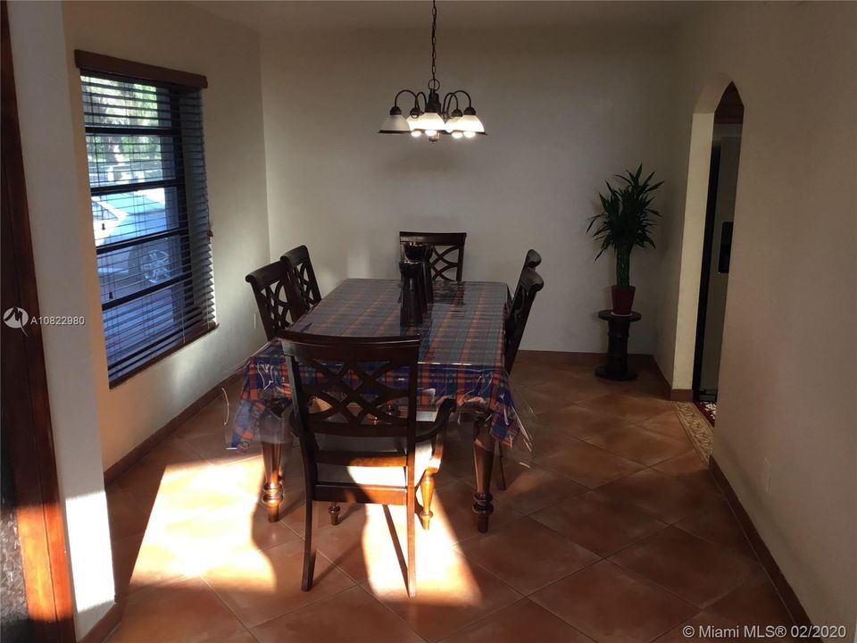Vendido Recientemente: $389,999 (4 camas, 2 baños, 1951 Pies cuadrados)