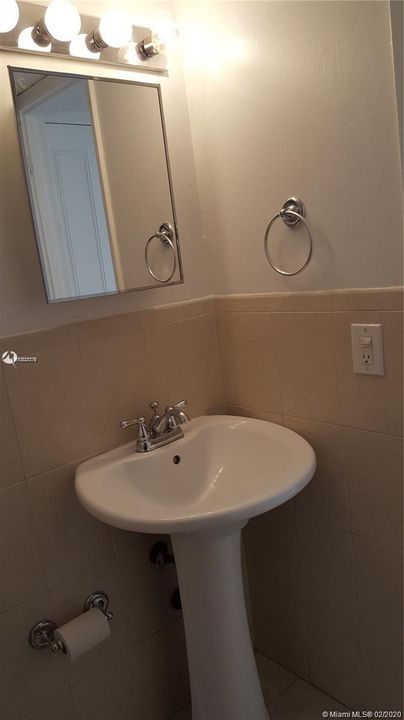 最近售出: $160,000 (1 贝兹, 1 浴室, 680 平方英尺)