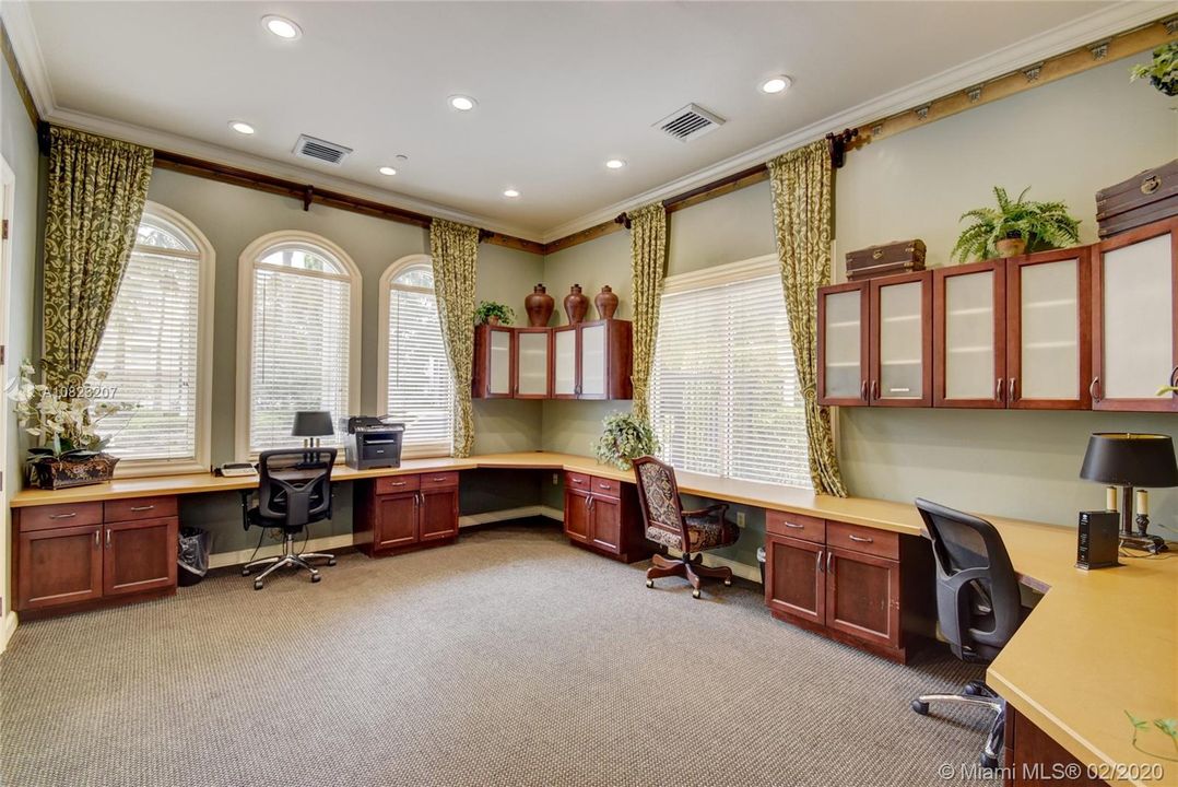 Recently Sold: $165,000 (1 beds, 1 baths, 696 Square Feet)