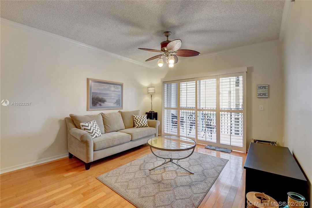 Recently Sold: $165,000 (1 beds, 1 baths, 696 Square Feet)