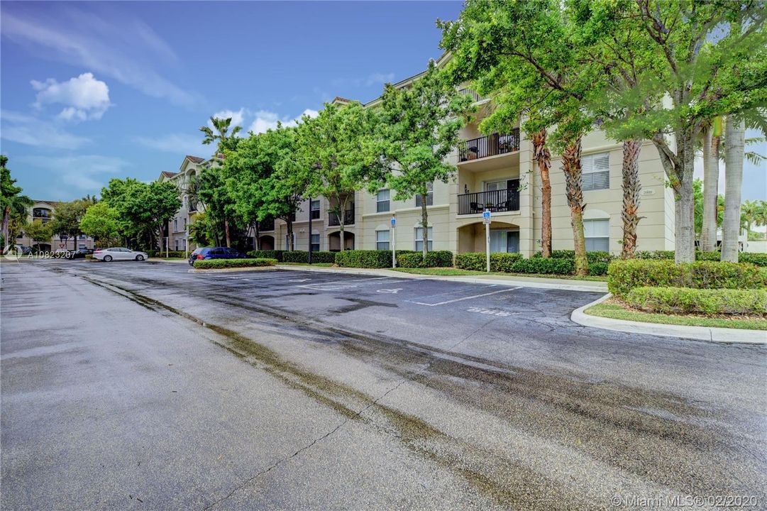 Recently Sold: $165,000 (1 beds, 1 baths, 696 Square Feet)