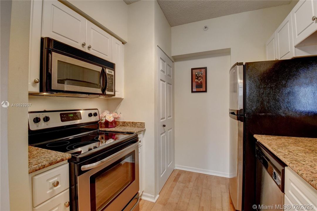 Recently Sold: $165,000 (1 beds, 1 baths, 696 Square Feet)