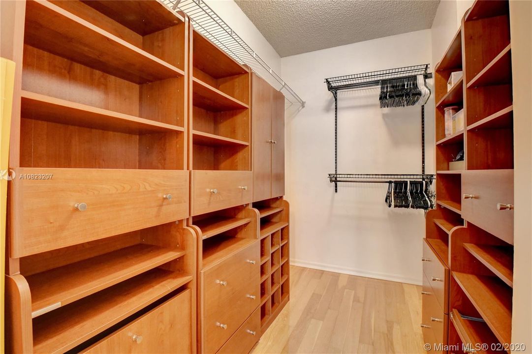 Recently Sold: $165,000 (1 beds, 1 baths, 696 Square Feet)