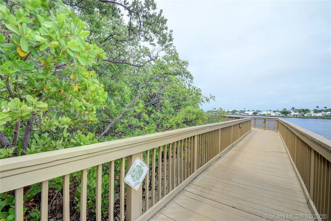 Recently Sold: $165,000 (1 beds, 1 baths, 696 Square Feet)