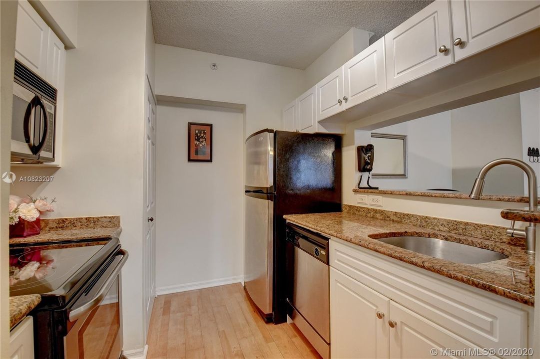 Recently Sold: $165,000 (1 beds, 1 baths, 696 Square Feet)