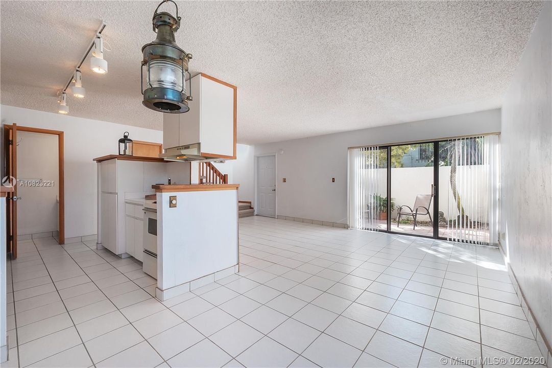 最近售出: $215,000 (2 贝兹, 1 浴室, 1034 平方英尺)