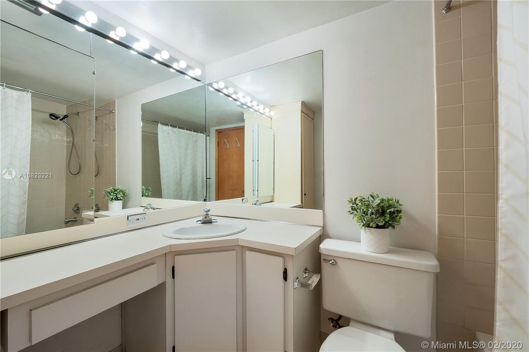 FULL BATHROOM UPSTAIRS