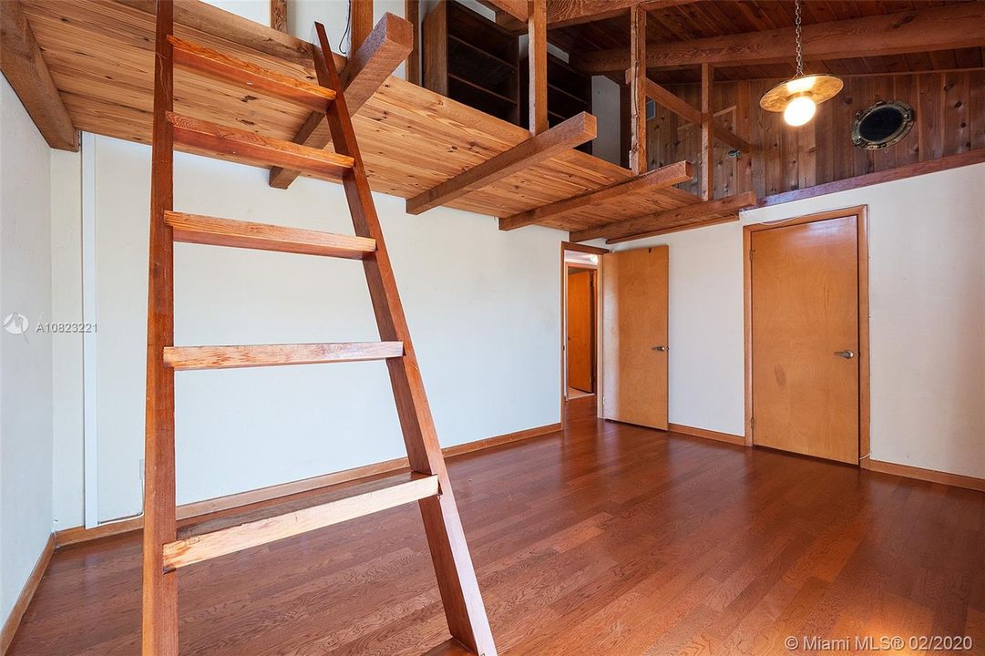 最近售出: $215,000 (2 贝兹, 1 浴室, 1034 平方英尺)