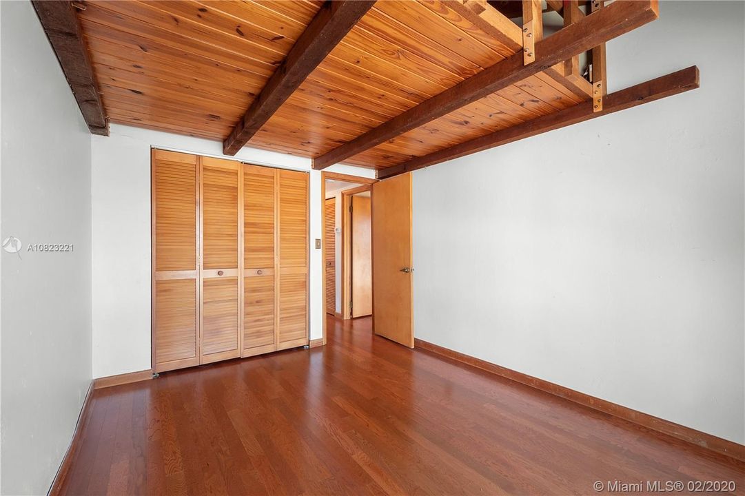 最近售出: $215,000 (2 贝兹, 1 浴室, 1034 平方英尺)