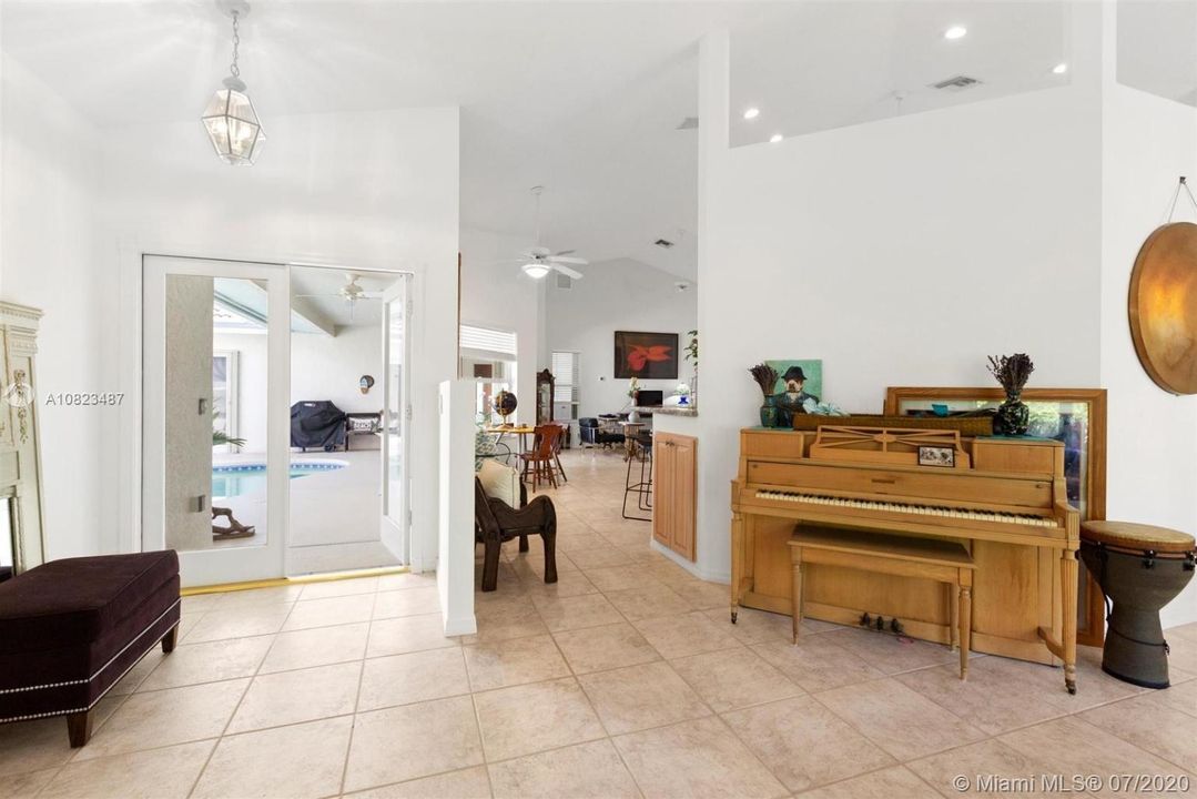 Recently Sold: $1,250,000 (4 beds, 3 baths, 2403 Square Feet)