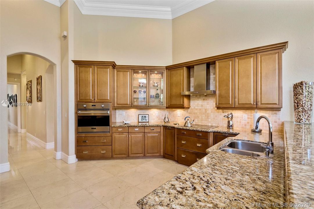 Recently Sold: $825,000 (6 beds, 5 baths, 4112 Square Feet)
