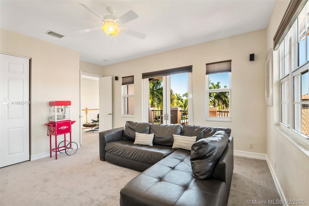 Recently Sold: $825,000 (6 beds, 5 baths, 4112 Square Feet)