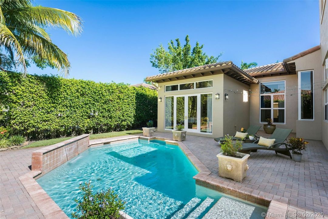 Recently Sold: $825,000 (6 beds, 5 baths, 4112 Square Feet)