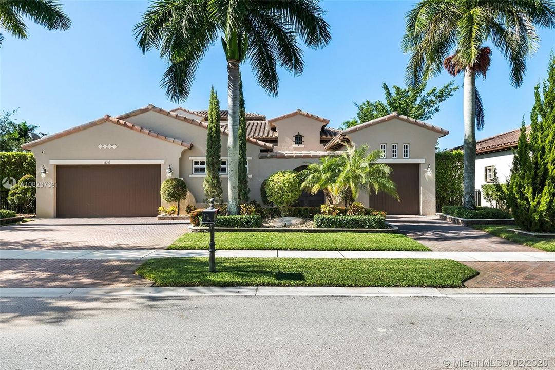 Recently Sold: $825,000 (6 beds, 5 baths, 4112 Square Feet)