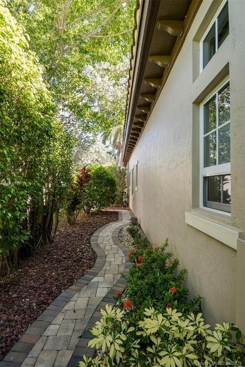 Recently Sold: $825,000 (6 beds, 5 baths, 4112 Square Feet)